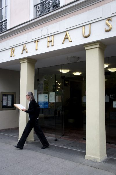 Besucherin vom Rathaus