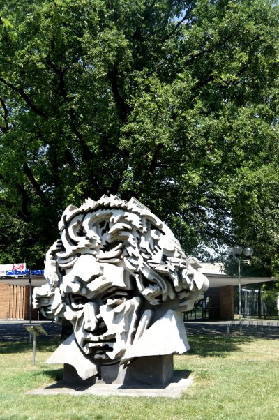 Skulptur Beethon, vor der Beethovenhalle